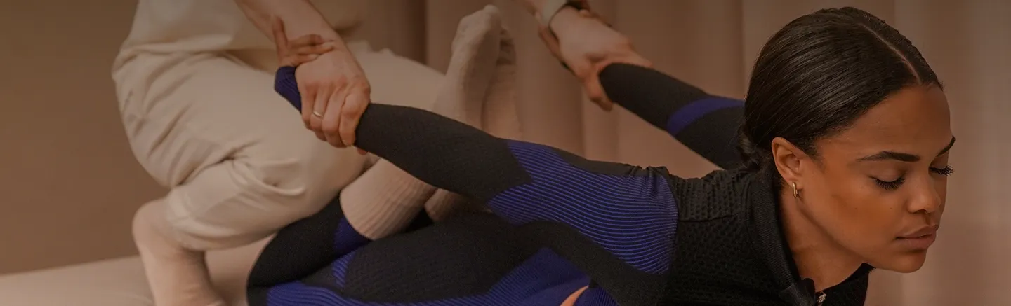 Eine Frau, die eine Assisted Stretch Behandlung erhält.