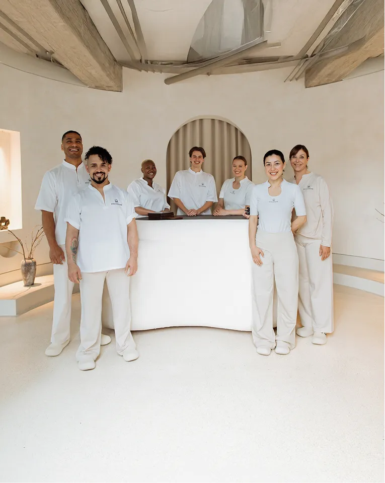 Ein Gruppenbild von mehreren Soulhouse Experten die in einem hellen, modernen Empfangsbereich mit minimalistischer Einrichtung stehen.