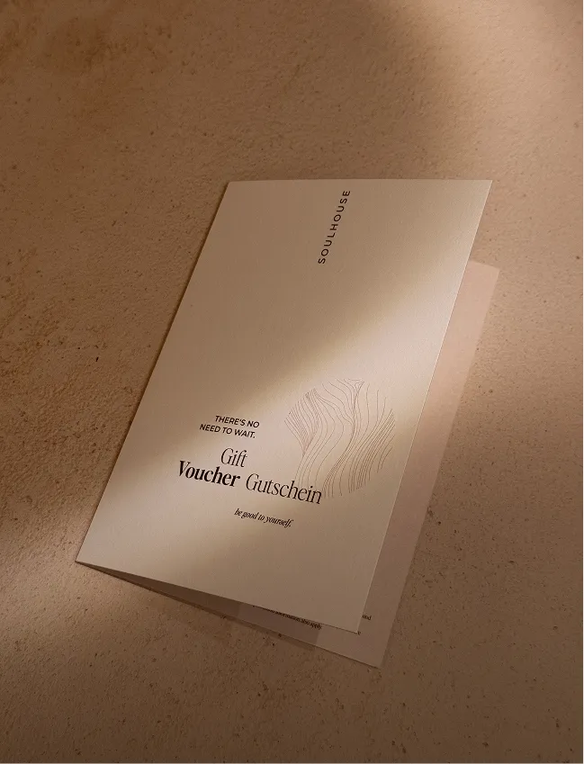 Eleganter Geschenkgutschein von SOULHOUSE mit dem Text 'THERE'S NO NEED TO WAIT. Gift Voucher Gutschein be good to yourself.' auf beigem Hintergrund.