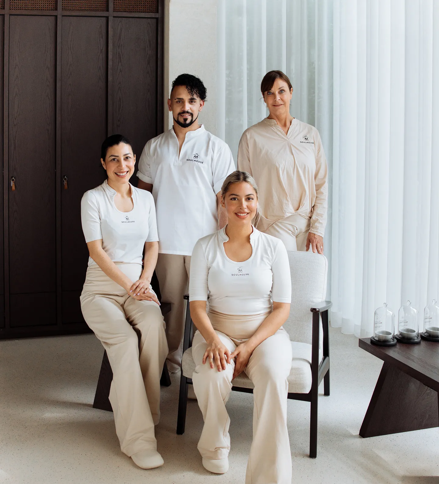 Ein Gruppenfoto von 4 Massageexperten im Soulhouse Studio.