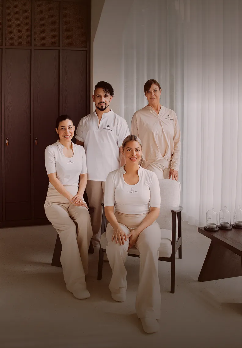 Ein Gruppenbild von mehreren Massageexperten im Soulhouse Studio.