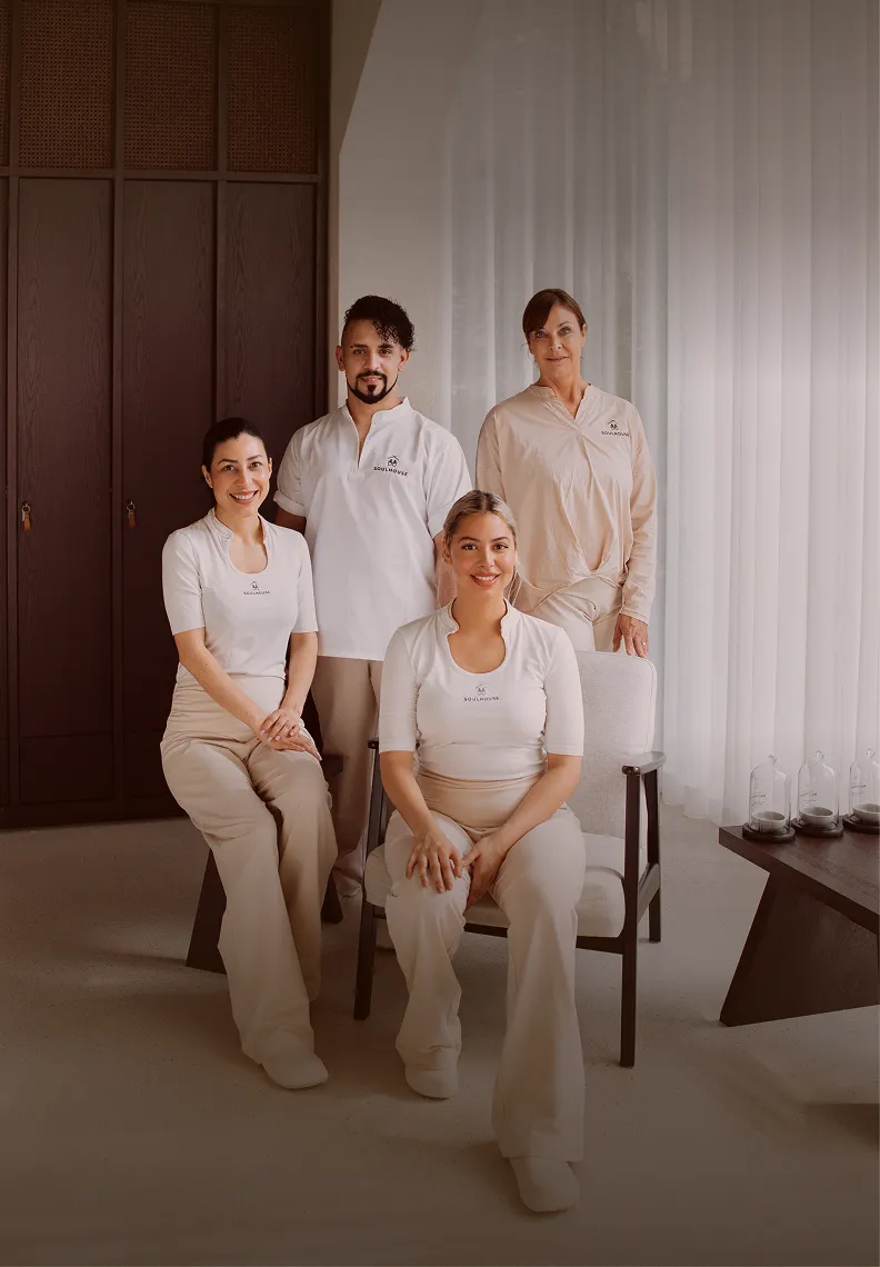 Ein Gruppenfoto von mehreren Massageexperten im Soulhouse Studio.