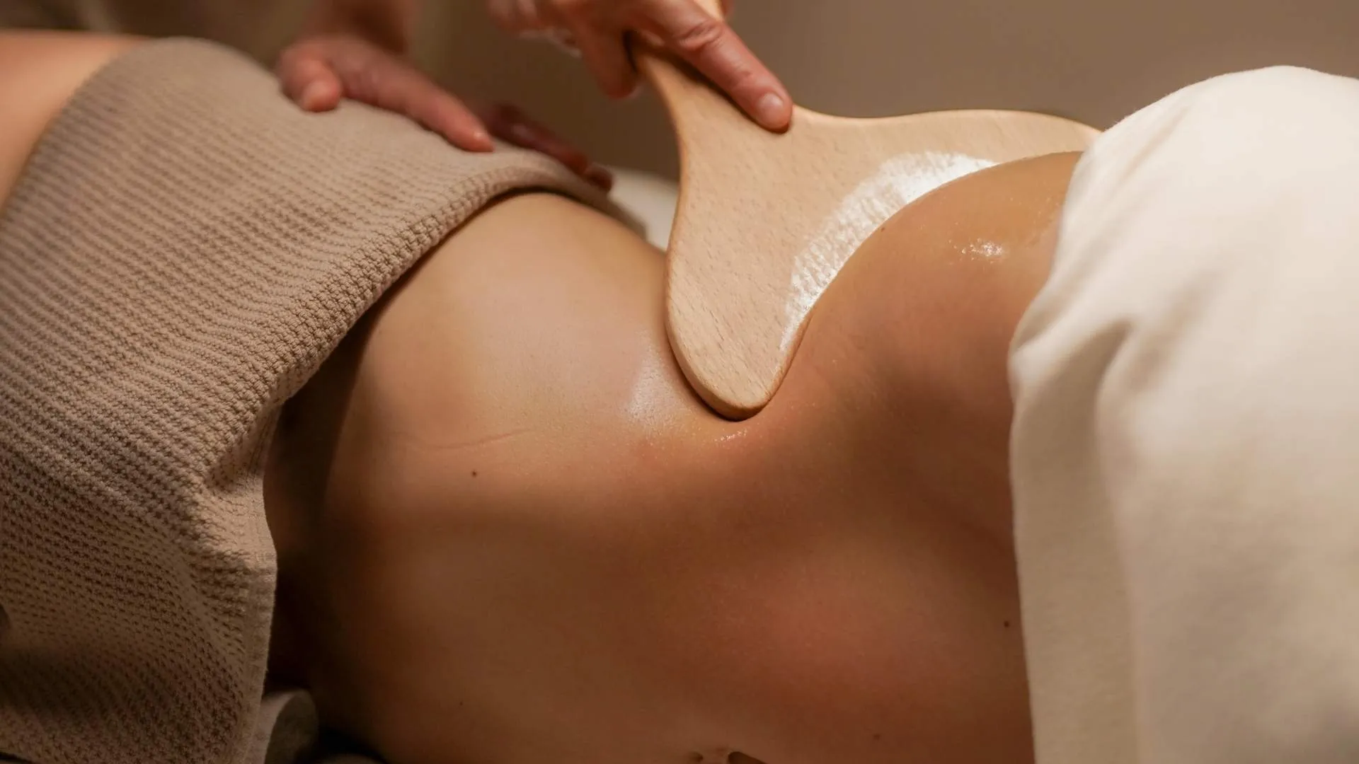 Soulhouse Massage Experte gibt eine brasilianische Lymphdrainage Behandlung.