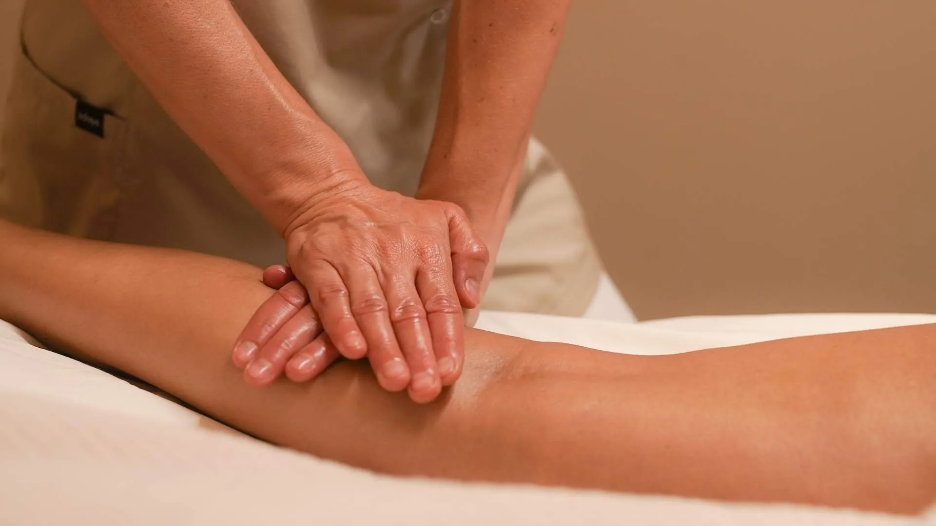 Soulhouse Massage Experte gibt eine Sportmassage.