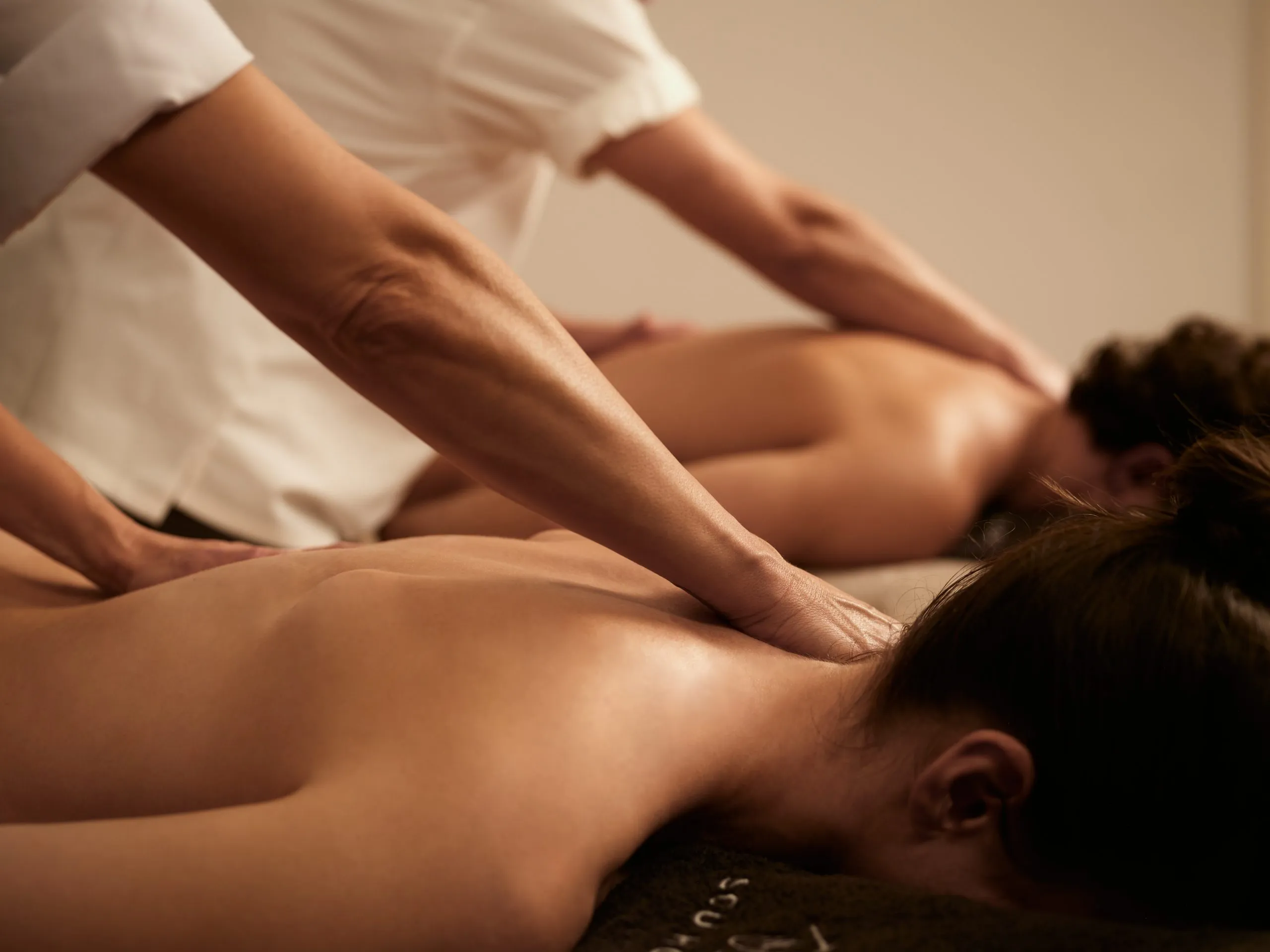 Eine Soulhouse Paarmassage in einem ruhigen Wellnessraum.