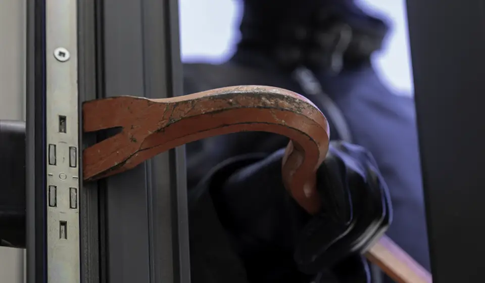 Ouverture d'une porte par un cambrioleur avec un pied de biche