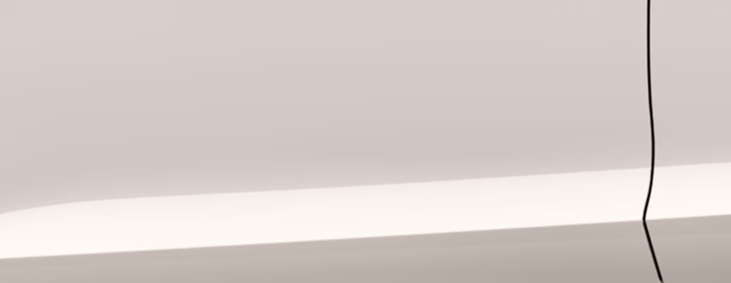 Eine minimalistische Detailaufnahme zeigt einen Ausschnitt der Karosserie des Škoda Scala Balance in der Lackierung Candy-Weiß. 
