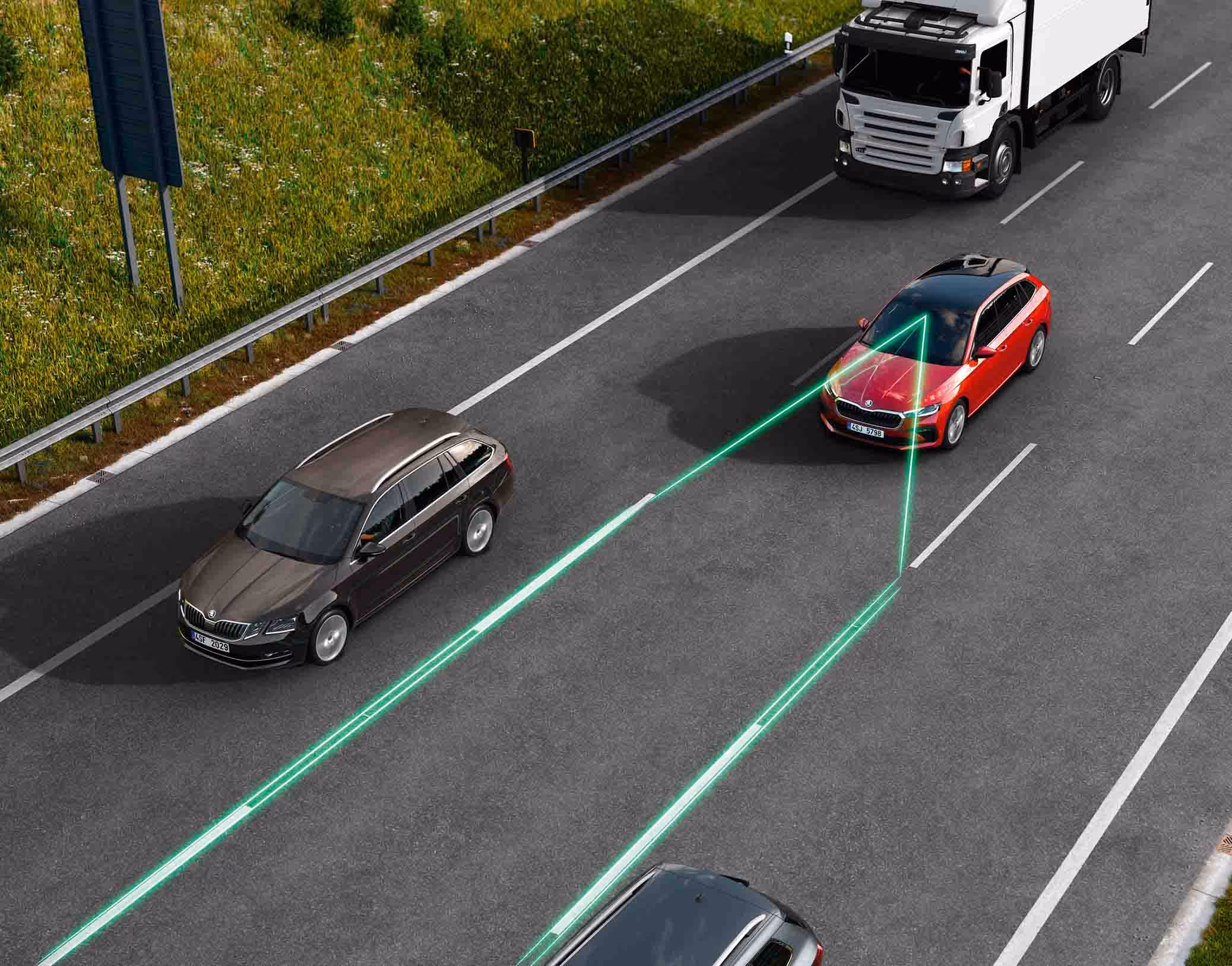 Animation des Adaptiven Spurhalteassistenten: Ein roter Škoda Scala Balance fährt auf einer Autobahn. Leuchtende grüne Linien visualisieren, wie das System die Fahrspurmarkierungen erkennt und das Fahrzeug aktiv in der Mitte der Spur hält, während es an einem LKW und anderen Autos vorbeifährt.