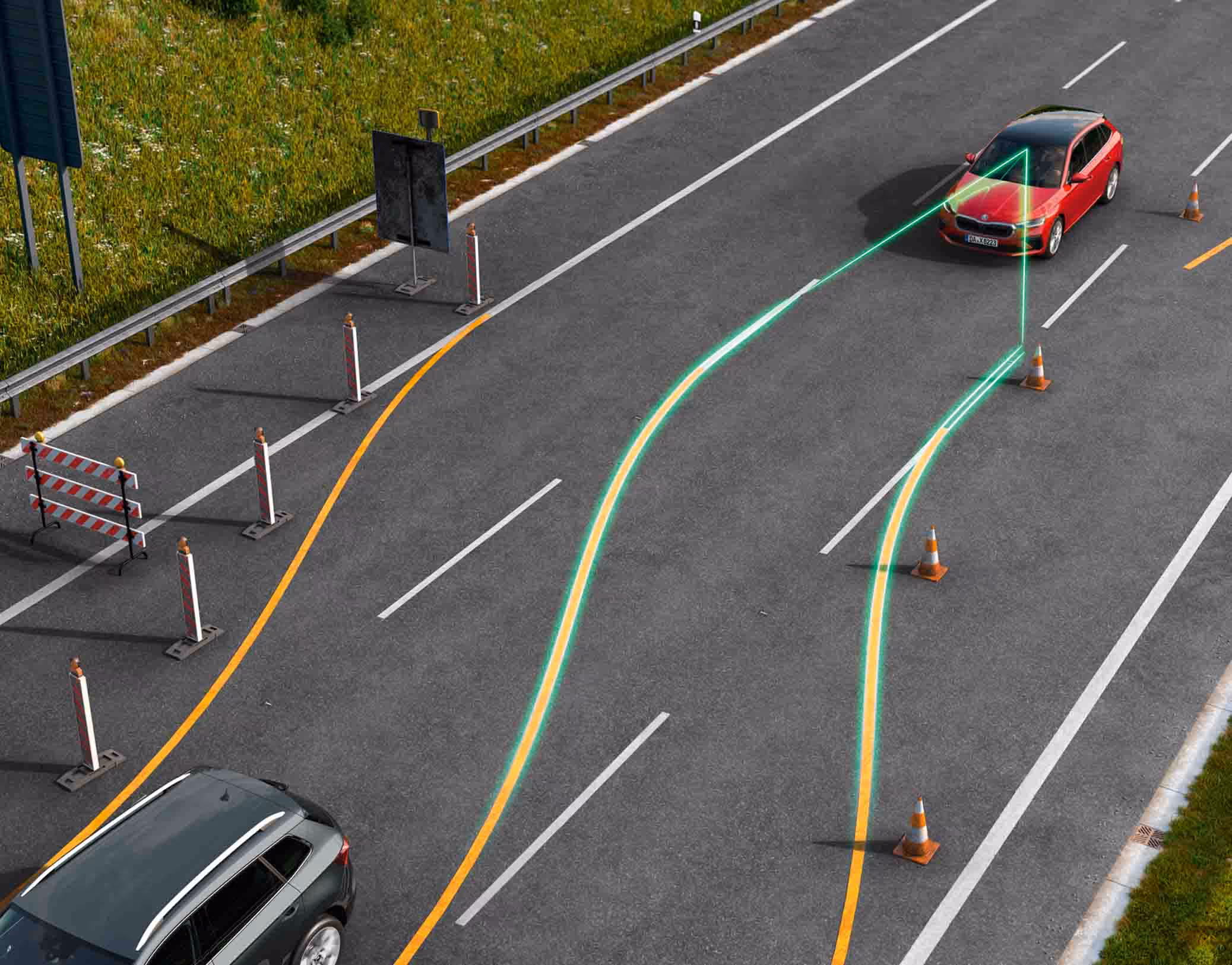 Animation des Travel Assist: Ein roter Škoda Scala Balance fährt durch eine enge Baustelle auf der Autobahn. Leuchtende grüne Linien visualisieren, wie das System das Fahrzeug aktiv in der verengten Spur hält und durch die Baustelle lenkt.