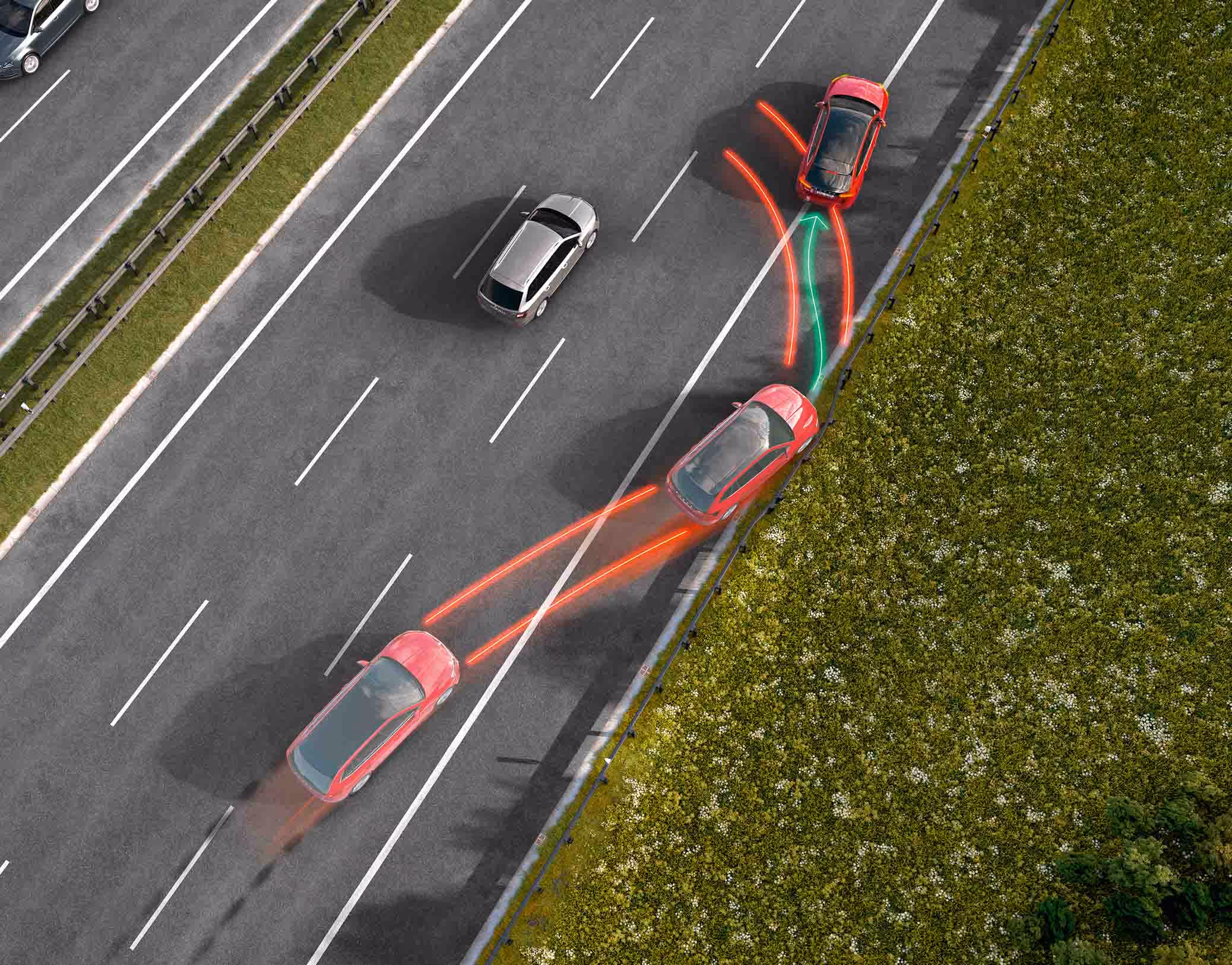 Animation der Multikollisionsbremse: Ein roter Škoda Scala Balance droht nach einer Kollision unkontrolliert auf eine andere Fahrspur zu geraten. Leuchtende rote Linien visualisieren die gefährliche Bahn, während eine grüne Linie den Eingriff der Multikollisionsbremse darstellt. Das System bremst das Fahrzeug automatisch ab und bringt es sicher zum Stehen, um eine Folgekollision zu verhindern.