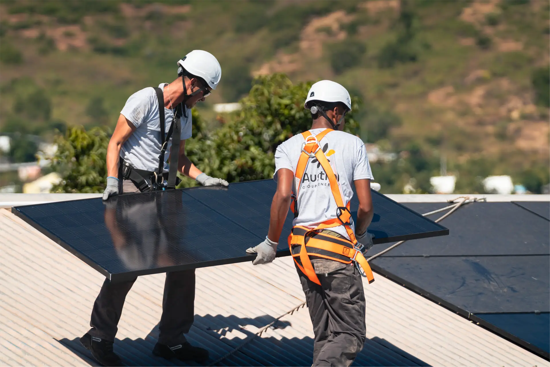 techniciens pose panneau solaires à la réunion