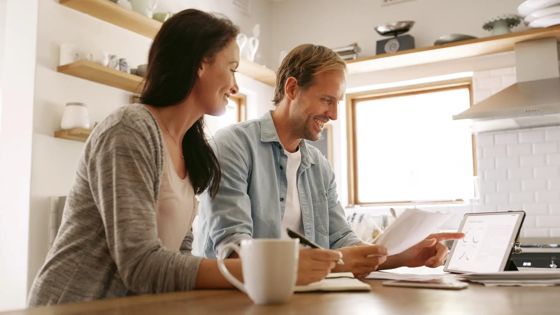 couple en train de regarder leur autoconsommation énergie solaire