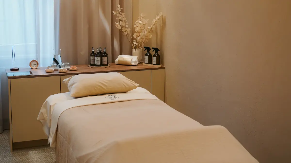Behandlungsraum mit Massageliege im Soulhouse Studio Berlin Grunewald