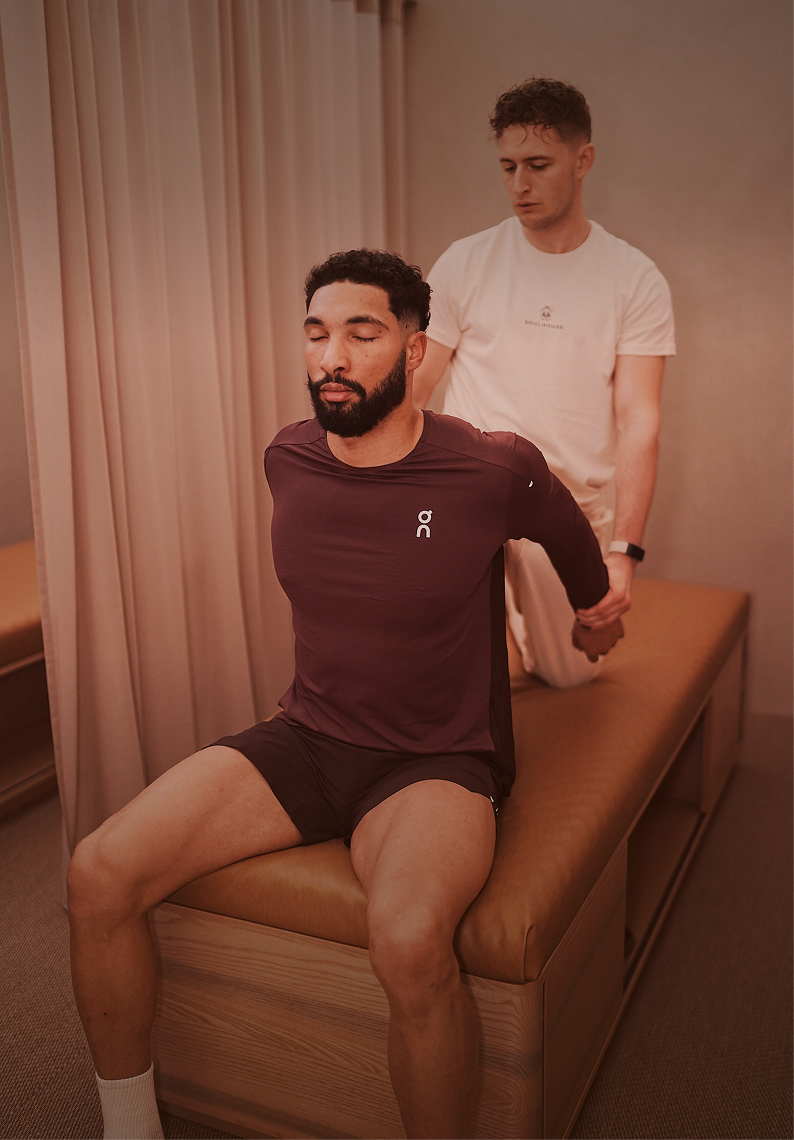 Assisted Stretch: Schulterdehnung bei einem sitzenden Kunden