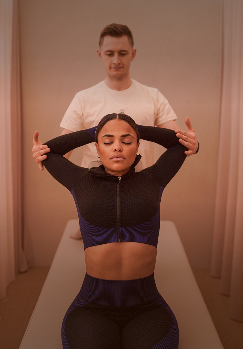 Assisted Stretch: geführte Dehnung von Schultern und Brust