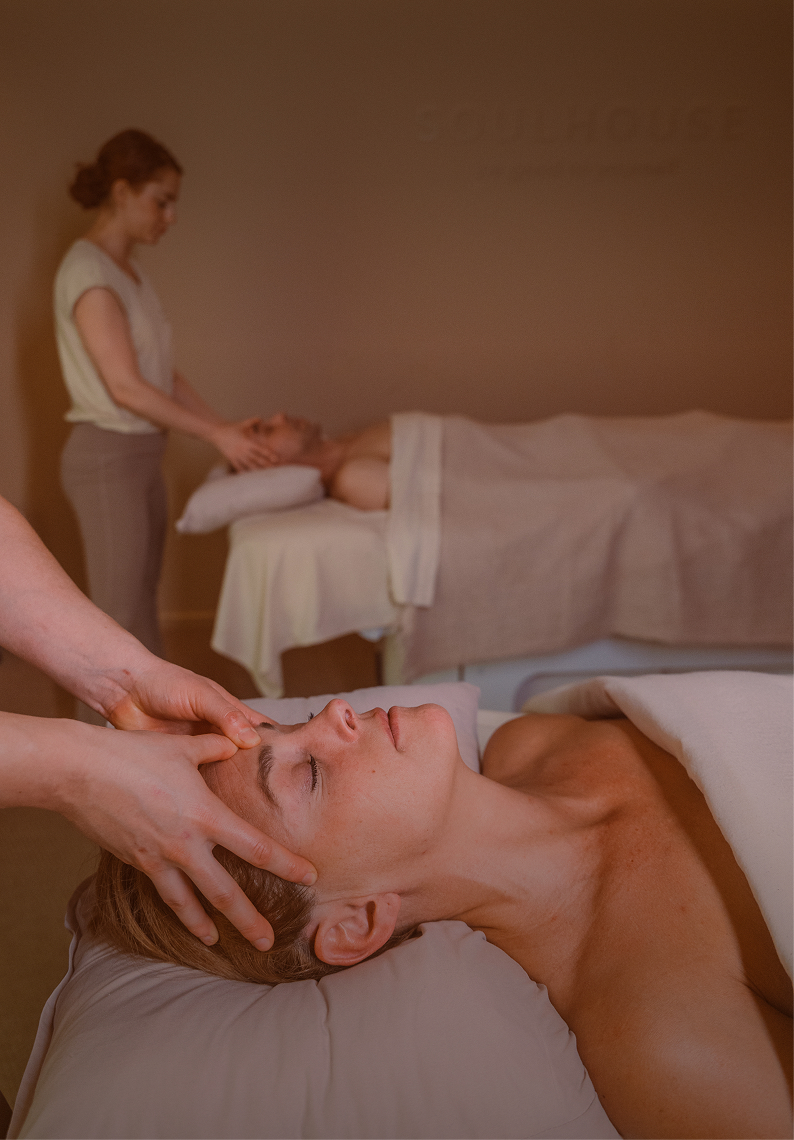 Paarmassage: zwei Liegen nebeneinander im Behandlungsraum