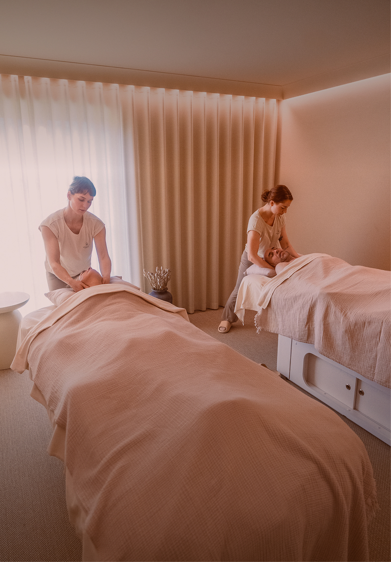 Paarmassage: zwei Personen werden gleichzeitig massiert
