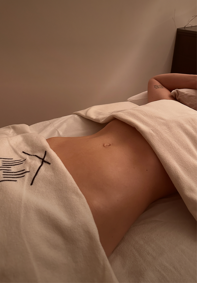Brasilianische Lymphdrainage: Kundin entspannt auf der Liege