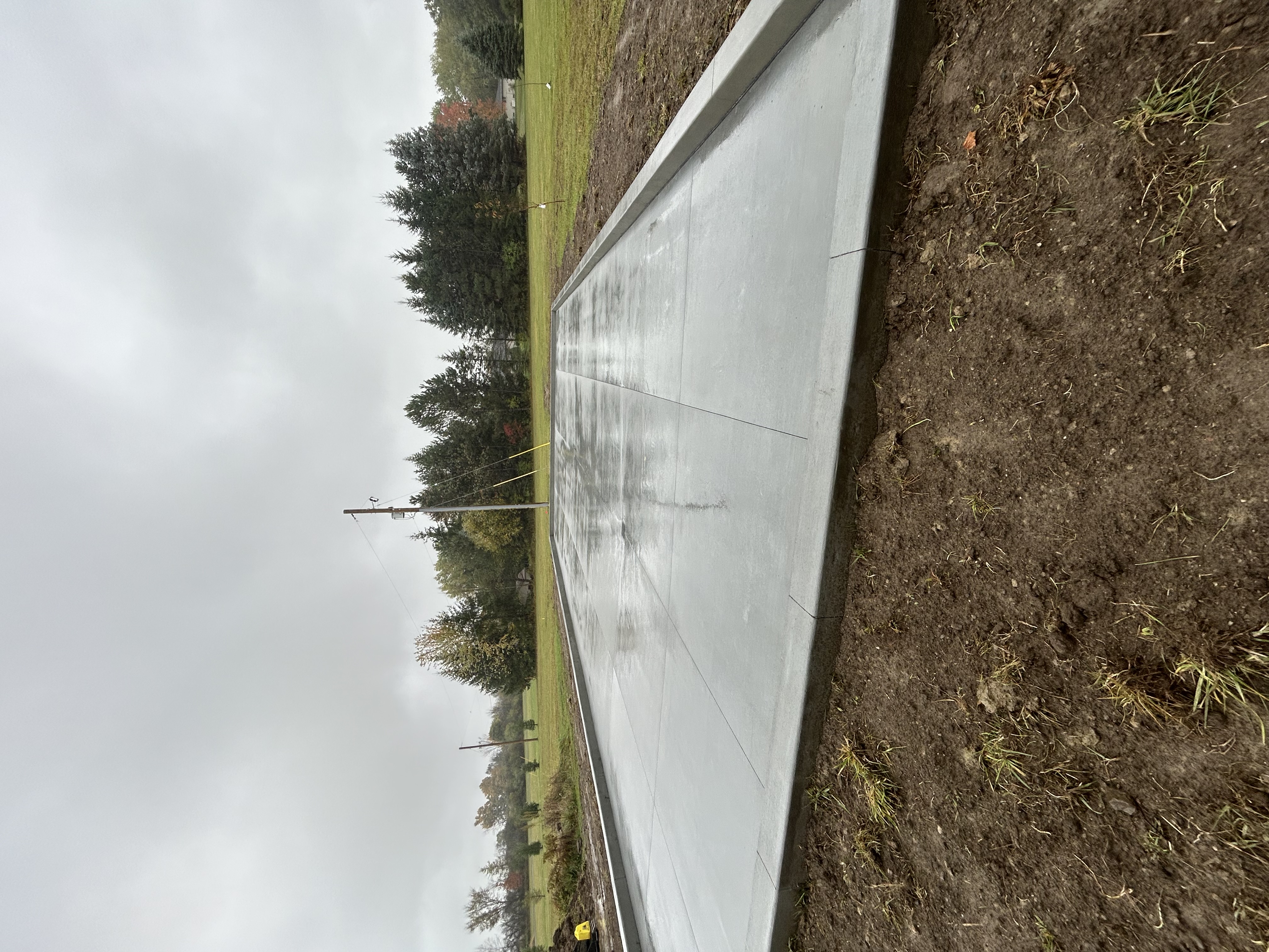 image depicting employees collaborating (for a manufacturing plant)