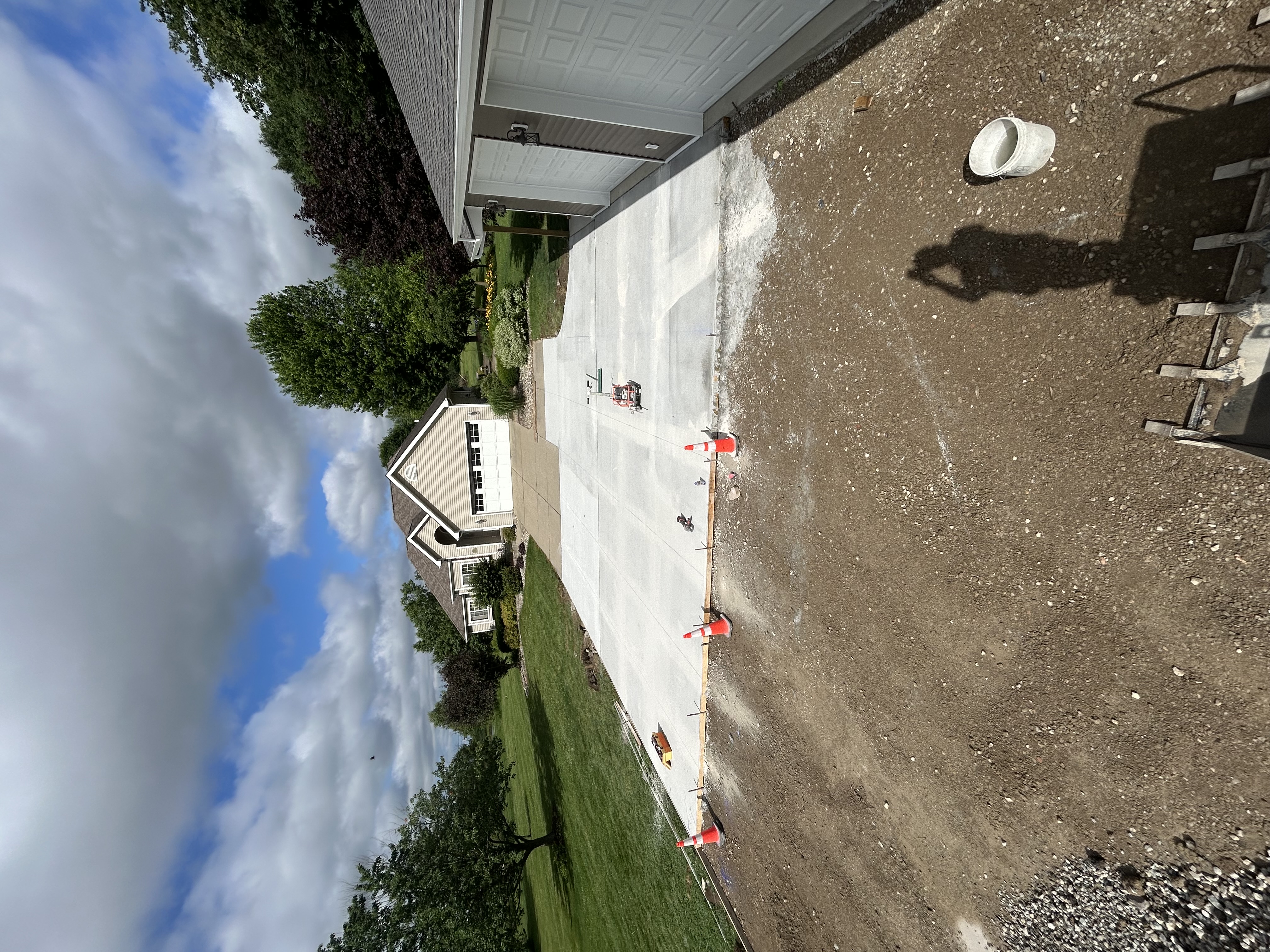 image depicting employees collaborating (for a manufacturing plant)