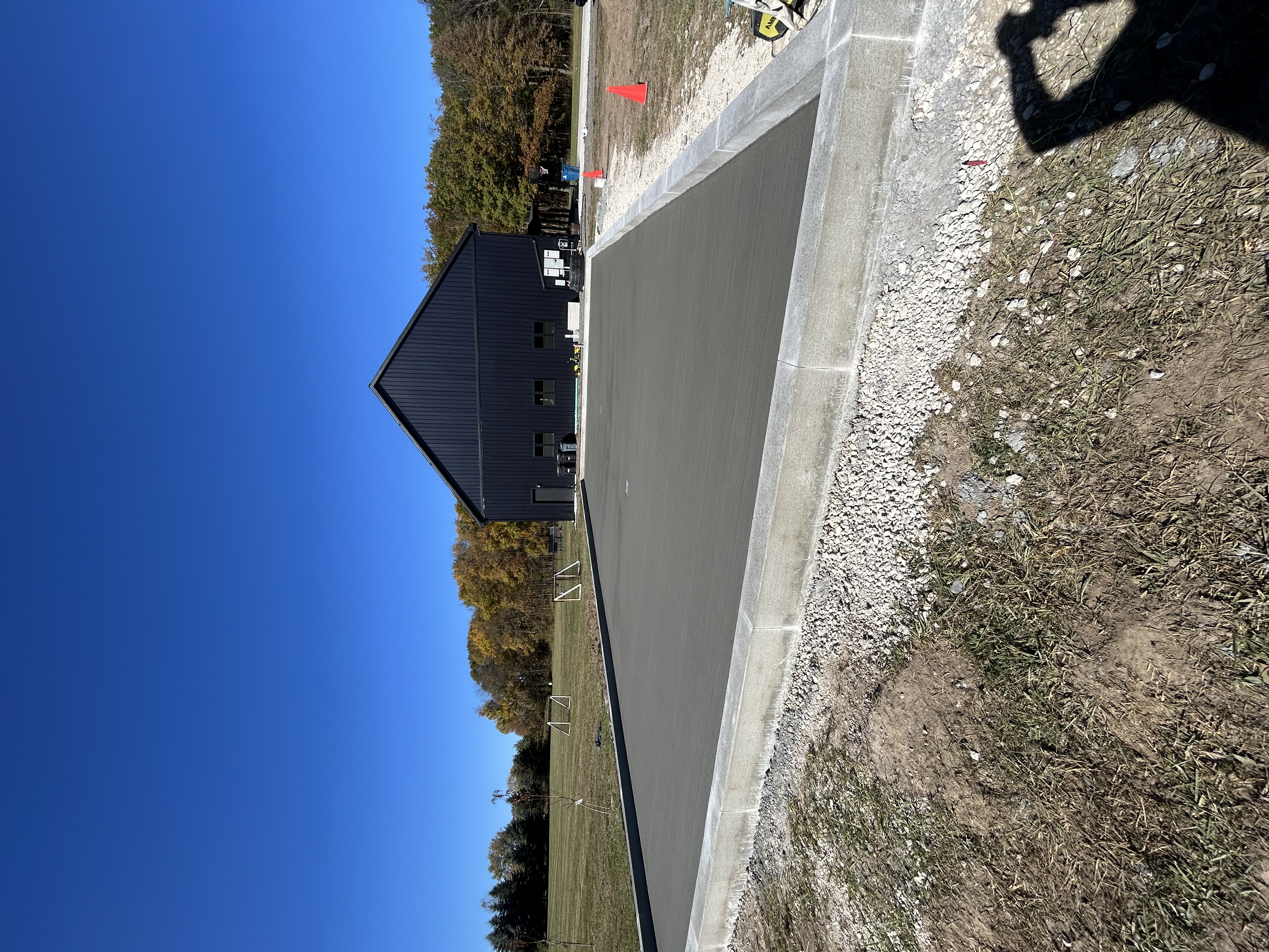 image depicting employees collaborating (for a manufacturing plant)