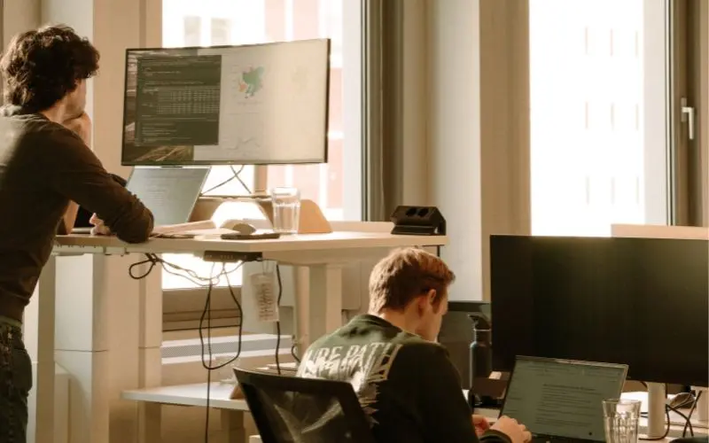 Data en AI strategie in de praktijk waarbij een team werkt aan analyse en roadmap op kantoor