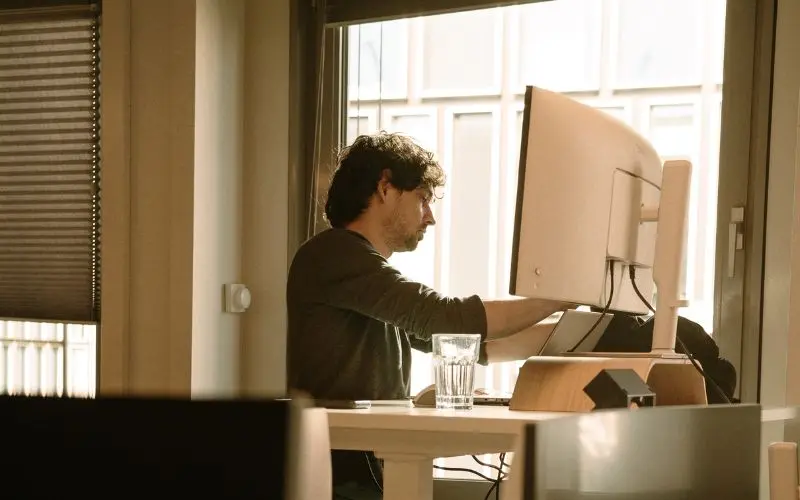 Professional werkt met data op een computer in een dataplatform omgeving