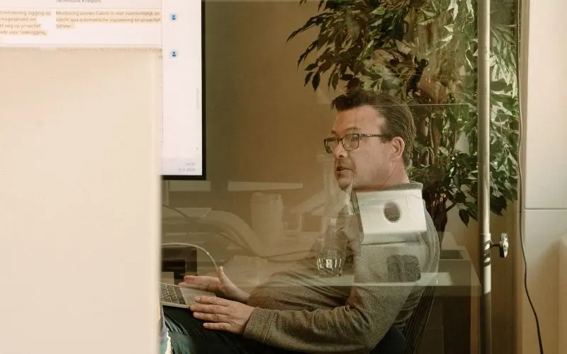 Dataplatform consultant werkt aan een betrouwbare data-infrastructuur voor organisaties