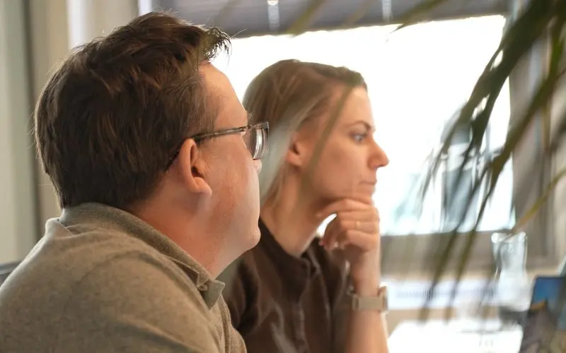 Datawarehouse en lakehouse in de praktijk waarbij twee professionals de datastructuur bespreken