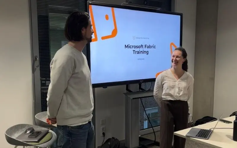 Microsoft Fabric training waarbij twee experts een training geven voor een bedrijf
