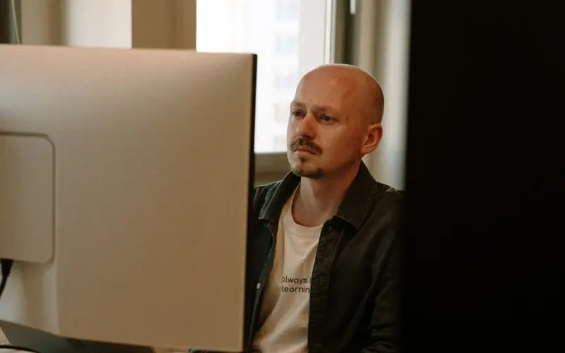 Data scan uitvoeren: medewerker analyseert data op een scherm tijdens een impactsessie