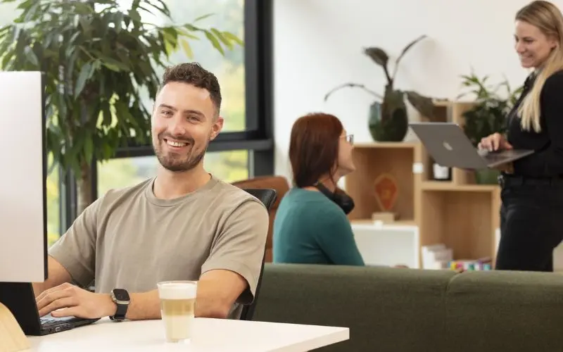 AI engineering waarbij een team samenwerkt aan oplossingen met data en technologie