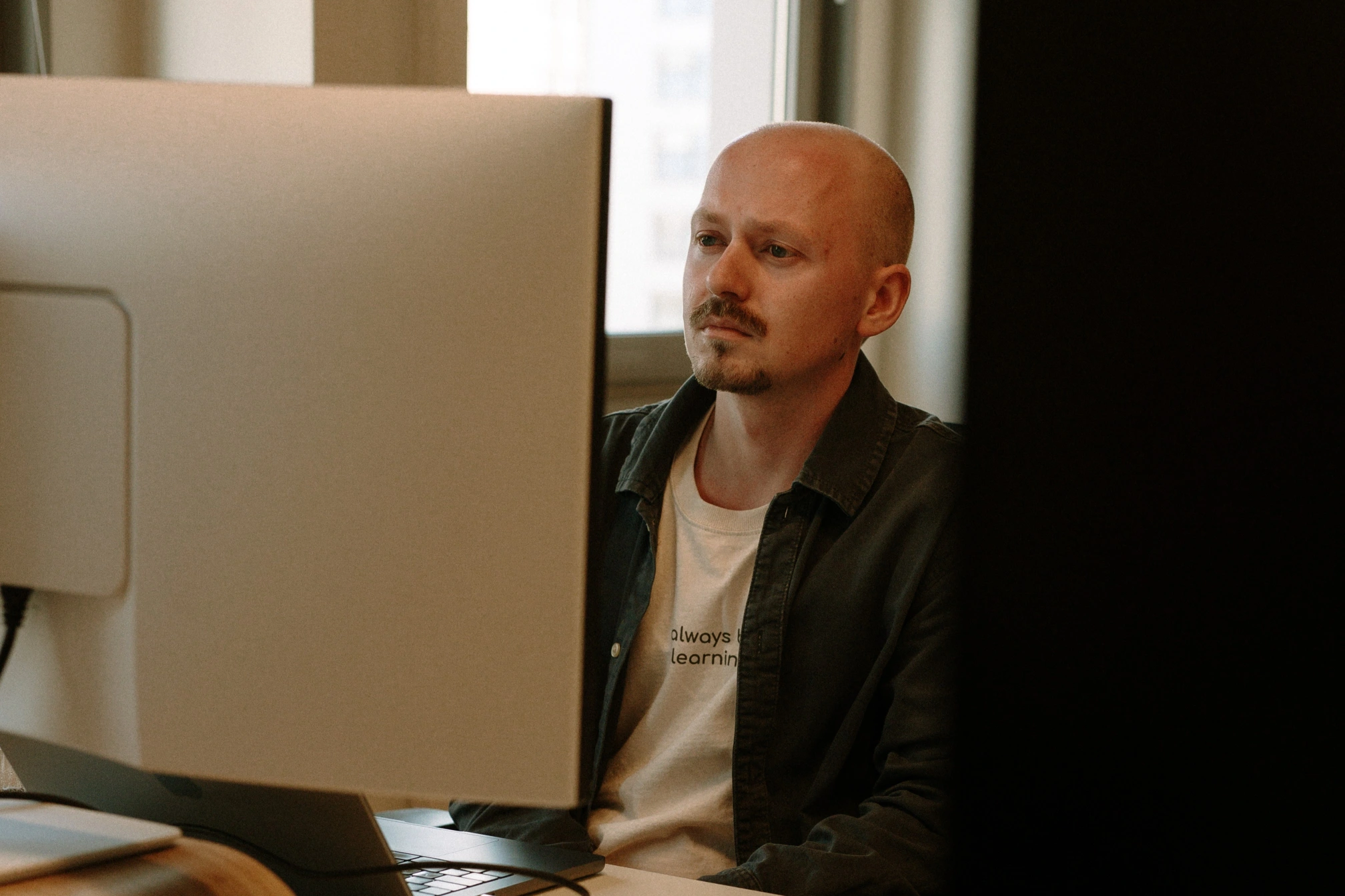 Data scan uitvoeren: medewerker analyseert data op een scherm tijdens een impactsessie