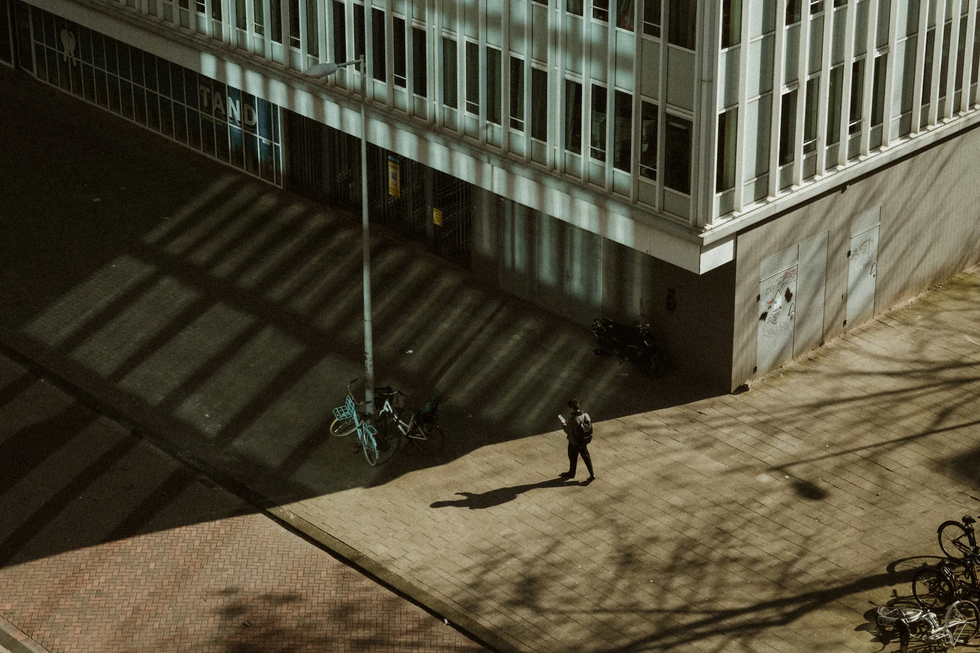Datagedreven werken in de praktijk: twee collega’s analyseren data op een scherm