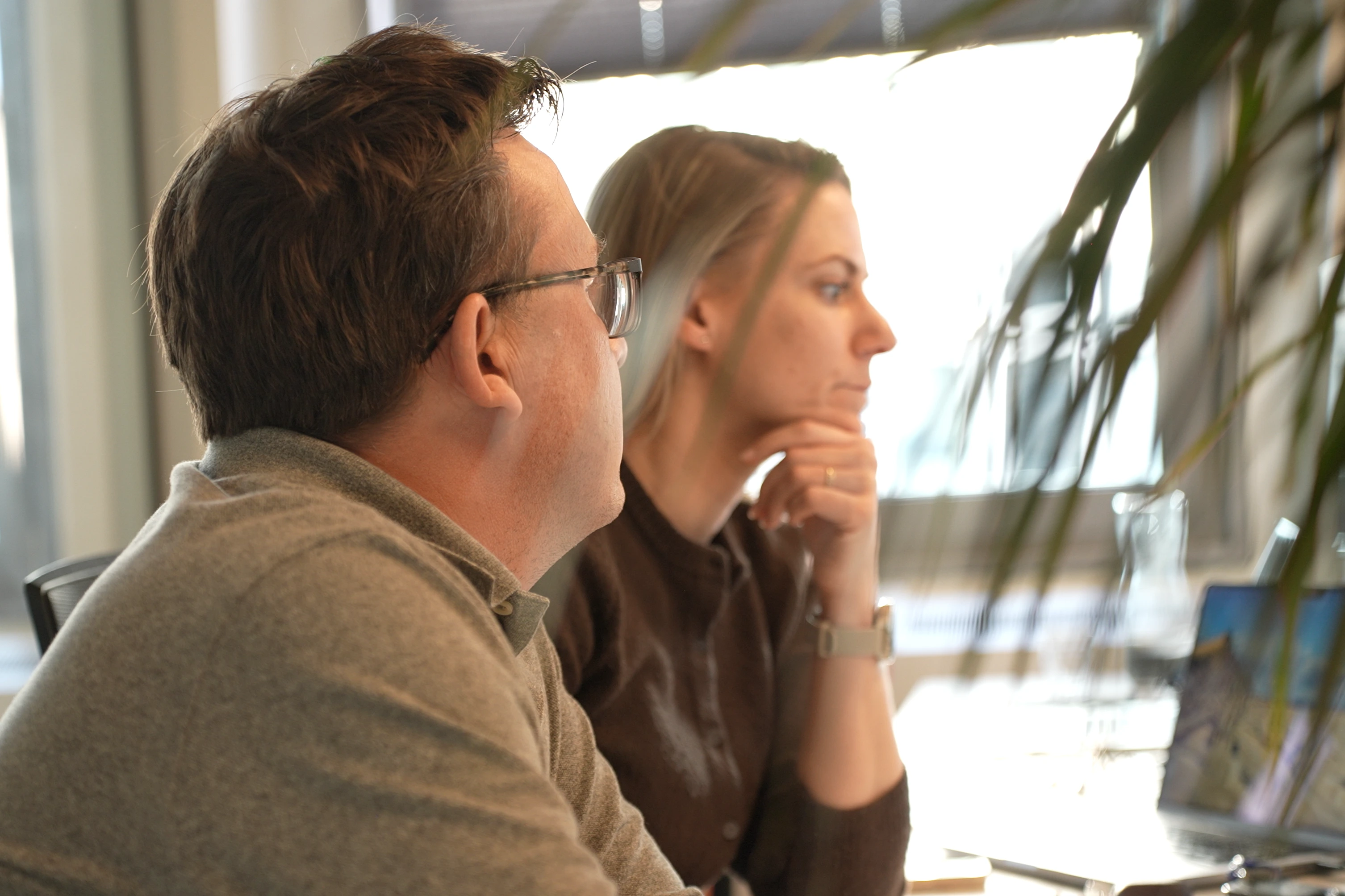 Datawarehouse en lakehouse in de praktijk waarbij twee professionals de datastructuur bespreken