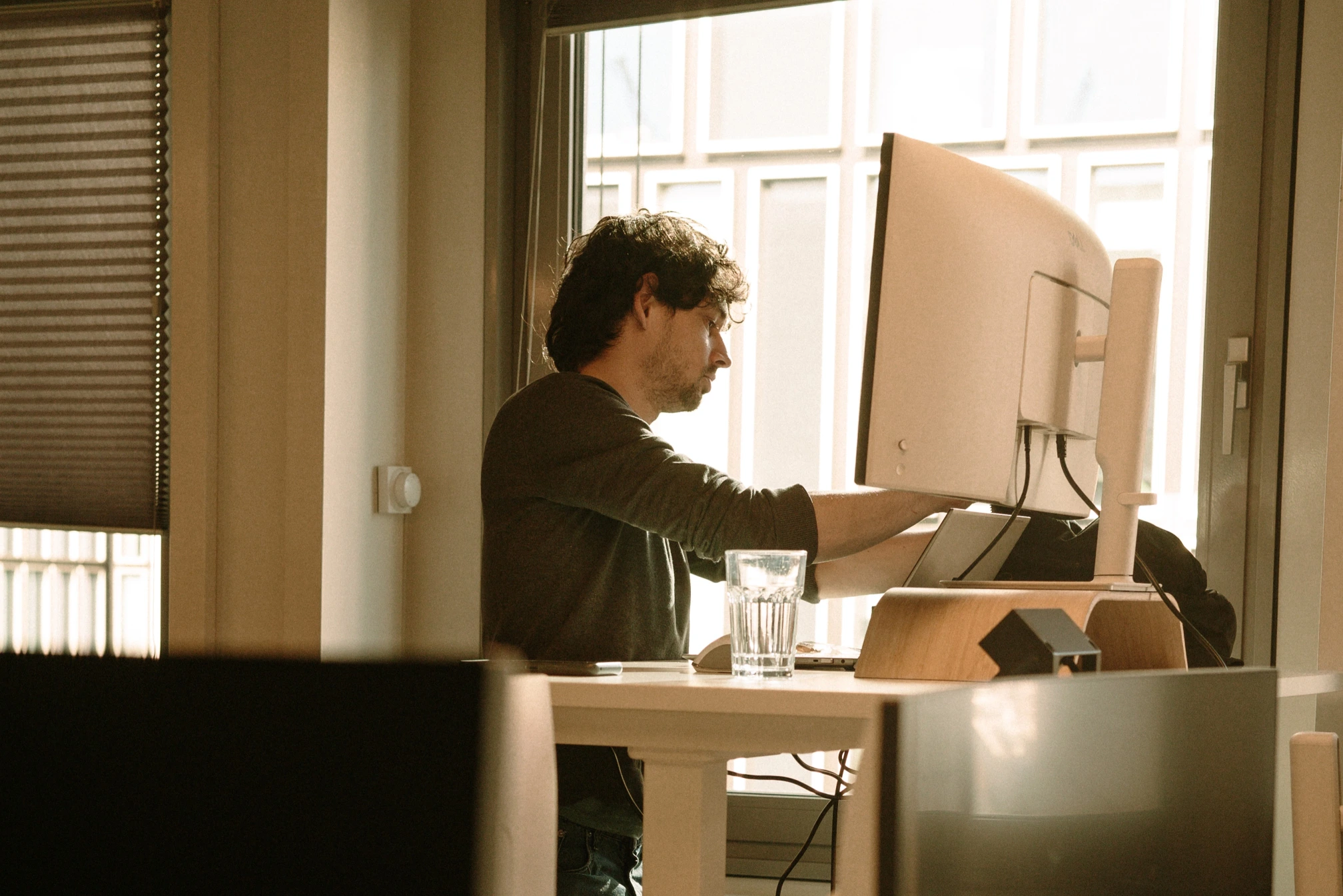Professional werkt met data op een computer in een dataplatform omgeving