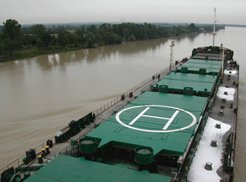 Channeling of a barge equipped with a helicopter landing pad