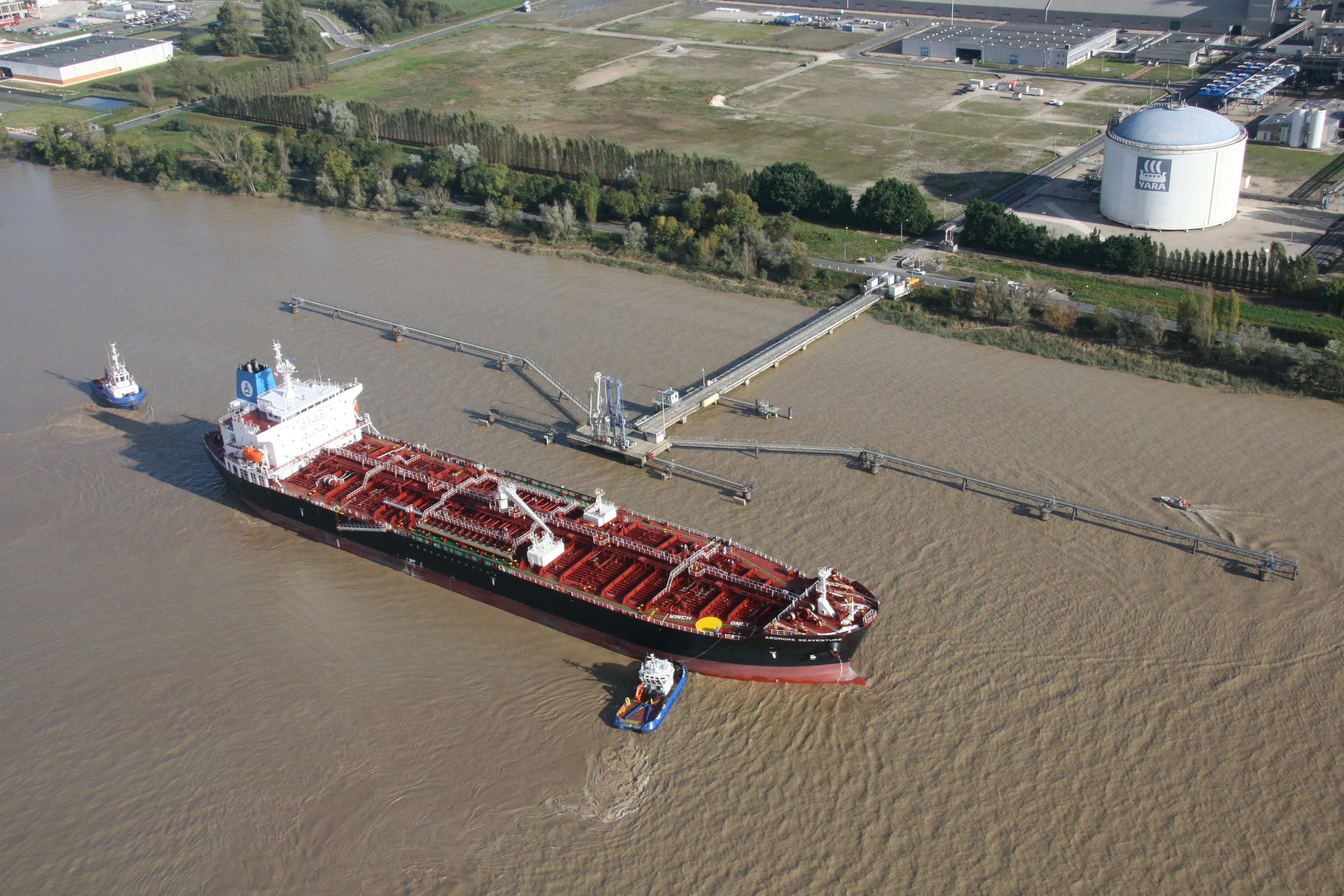 Maneuver with tugboats