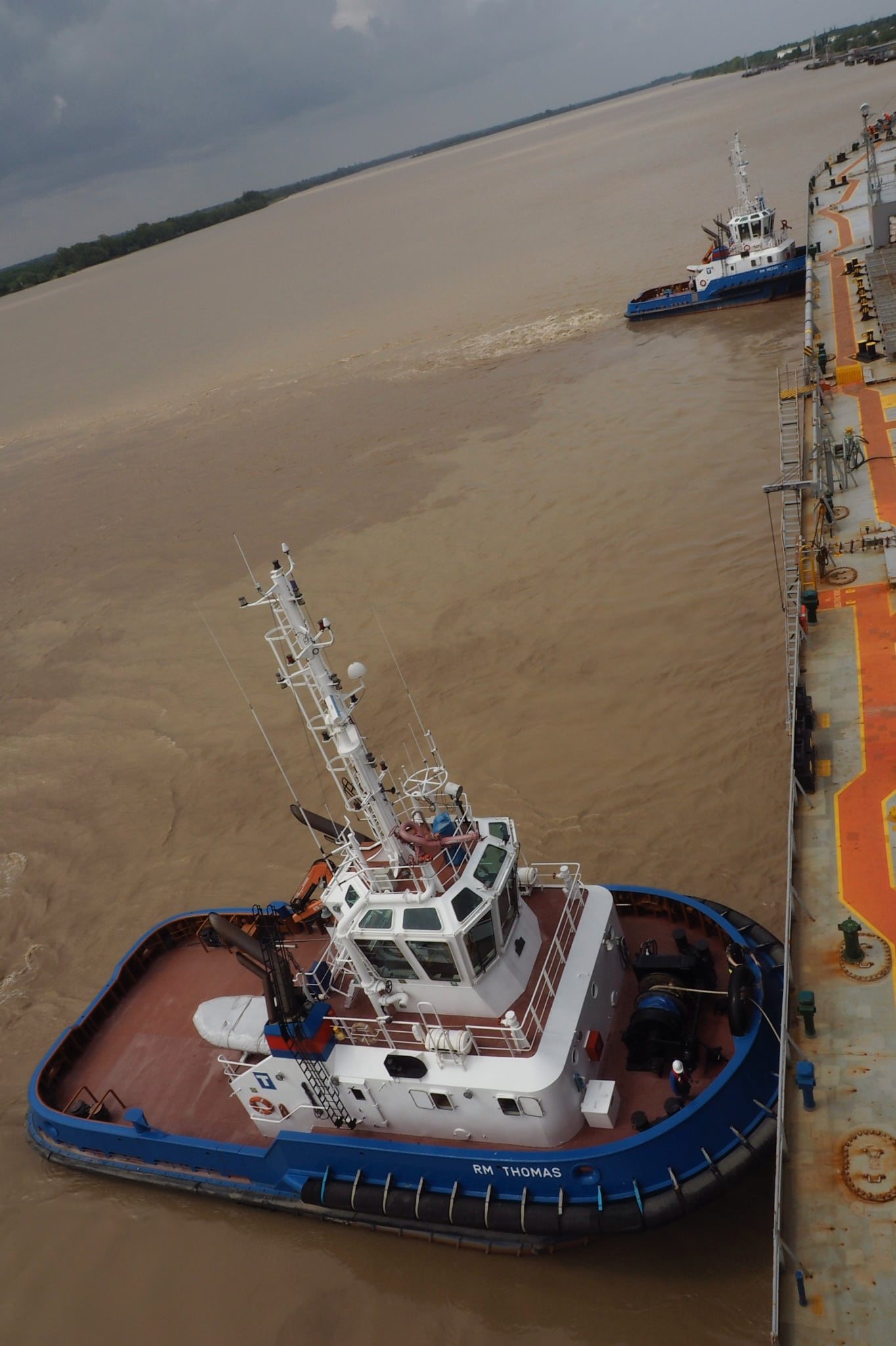 Maneuver with tugboats