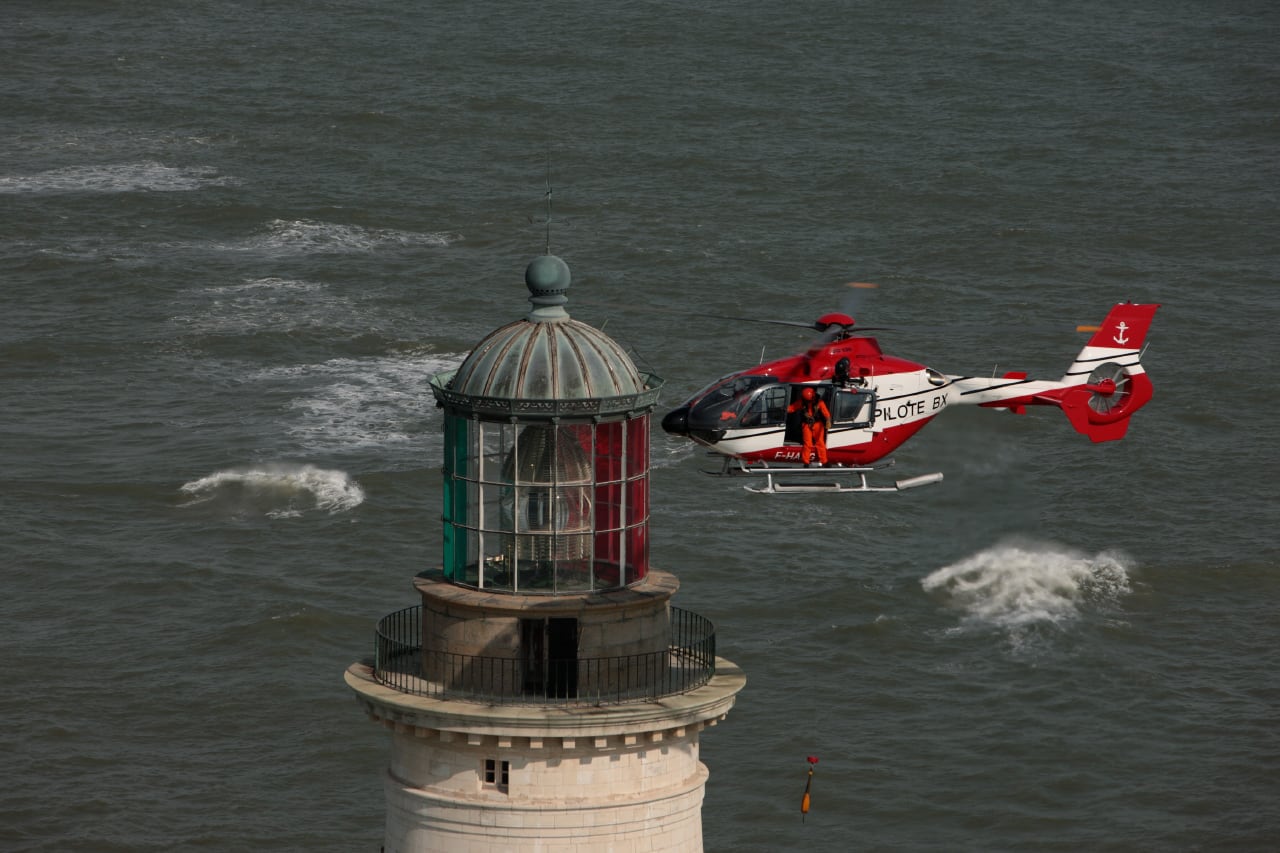 Hélicoptère de Pilote BX au survol du phare de Cordouan