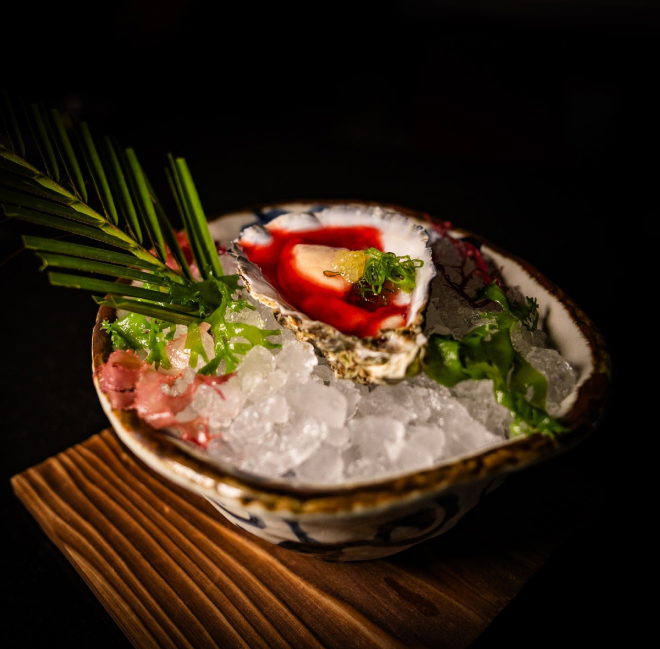 Plato de autor con producto mediterráneo, emplatado de vanguardia en Akra