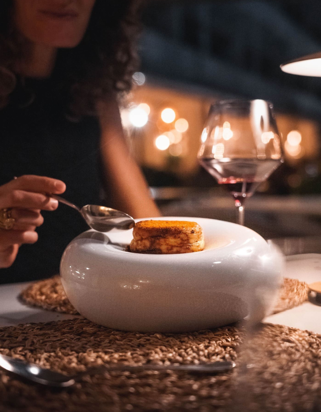 Plato de temporada con técnica contemporánea en el restaurante Akra Alicante