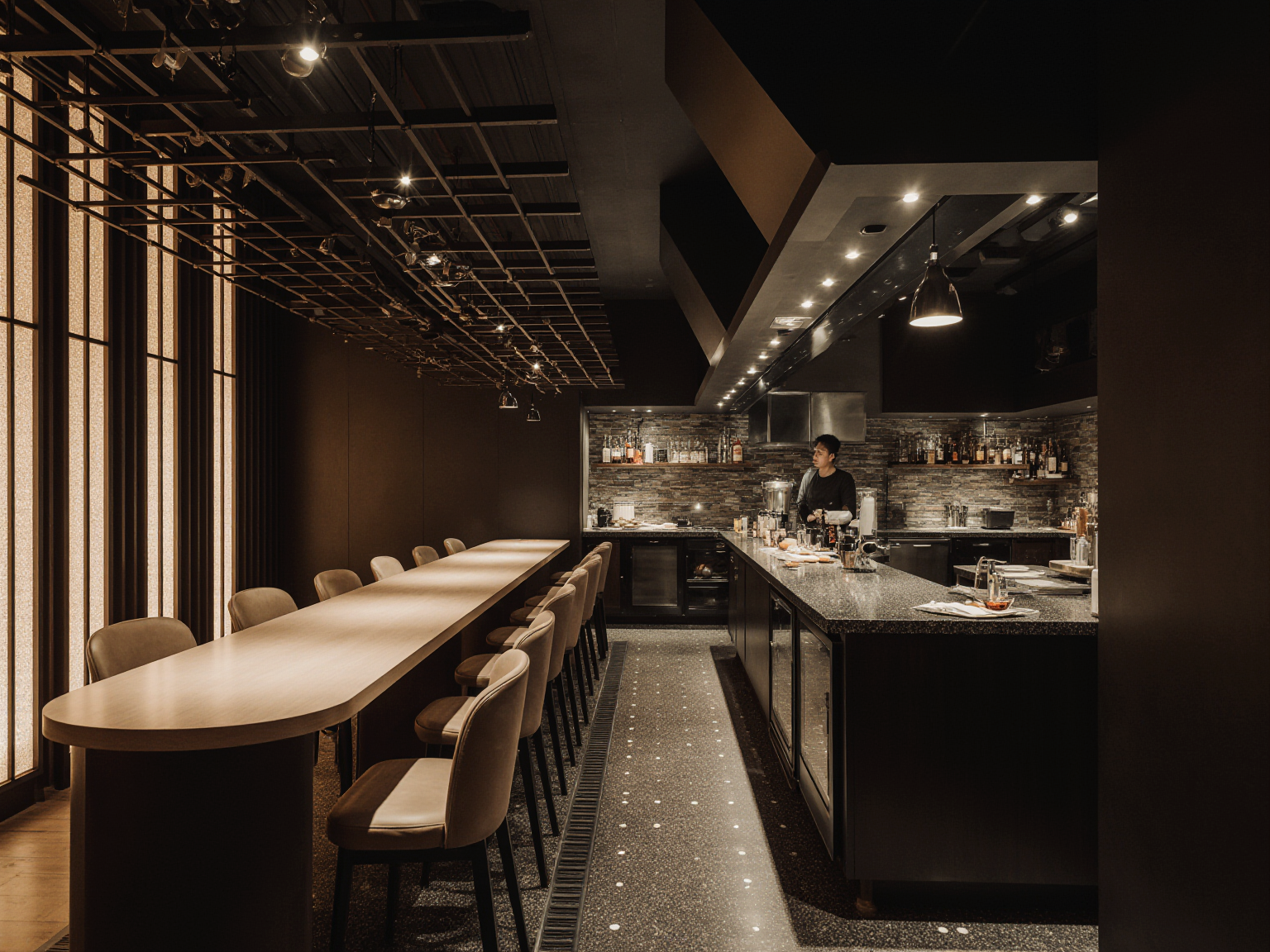 Vista de la sala del restaurante Akra con la cocina abierta al fondo
