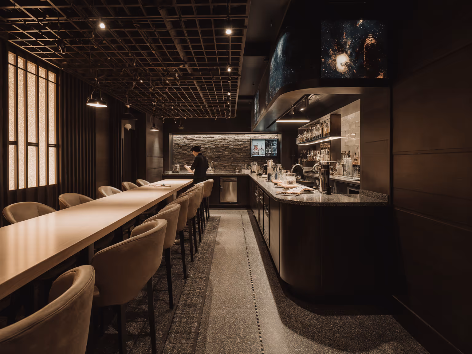 Cocina abierta del restaurante Akra, donde los cocineros trabajan a la vista del comensal