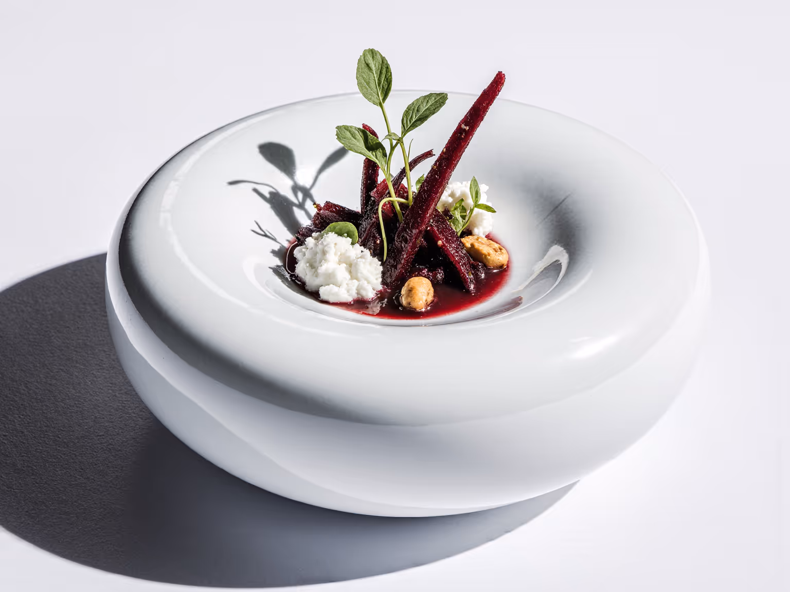 Plato del Menú Akra, mar y montaña fusionados con técnica contemporánea