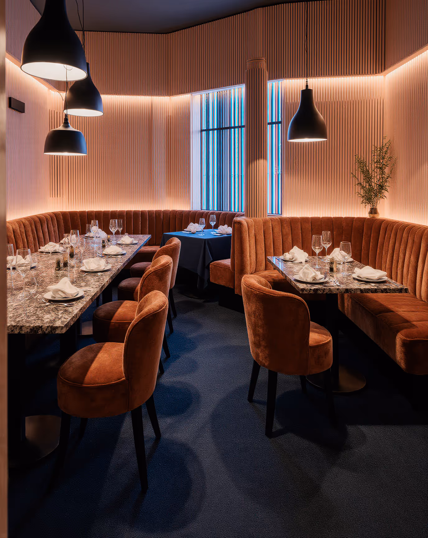 Salón principal del restaurante Akra, diseño interior con texturas orgánicas y materiales nobles