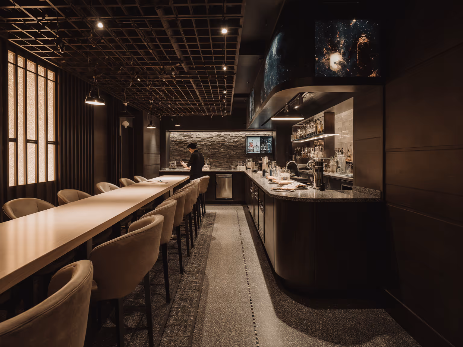 Vista de la cocina abierta de Akra, transparencia y arte culinario frente al comensal