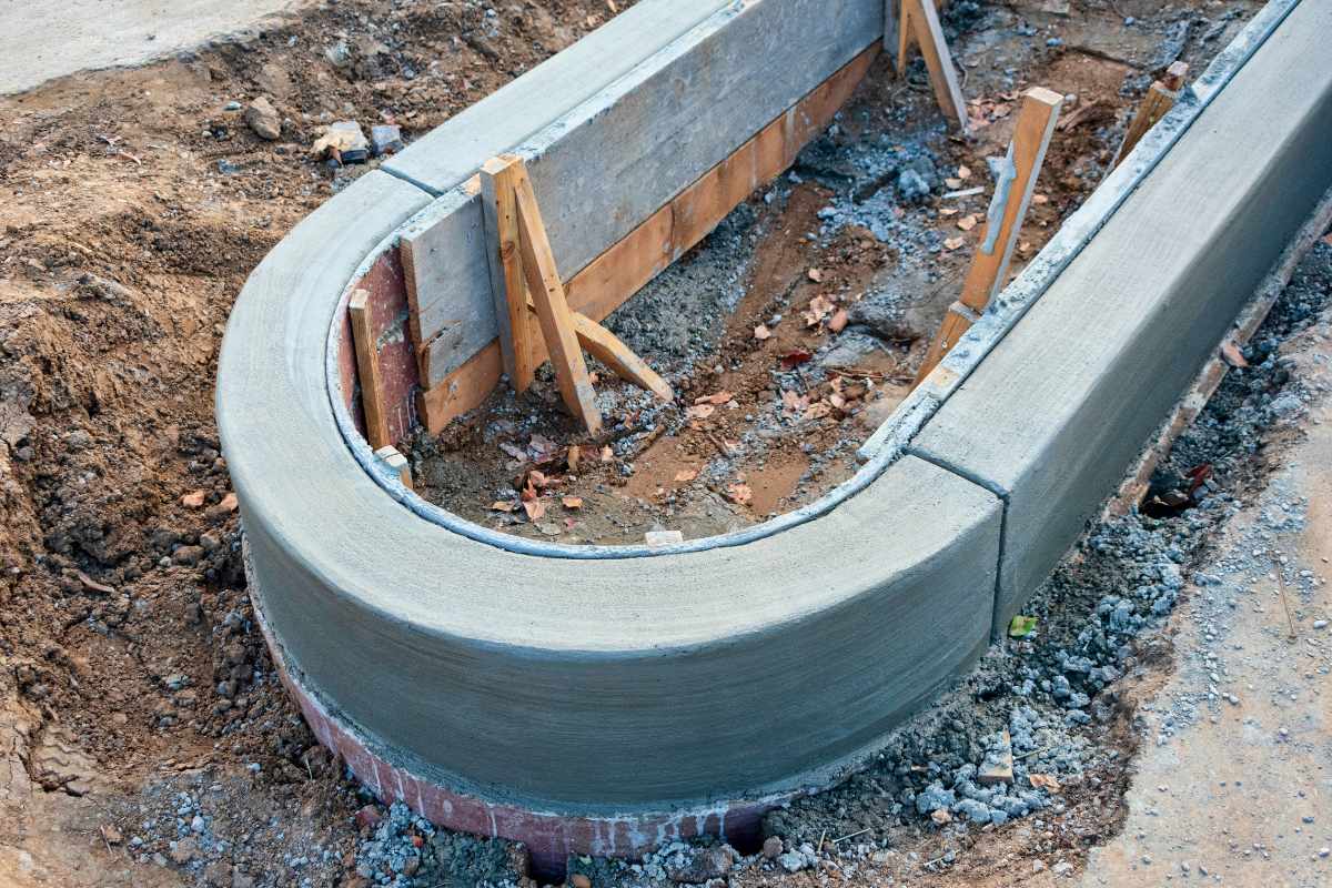 Decorative concrete curbing