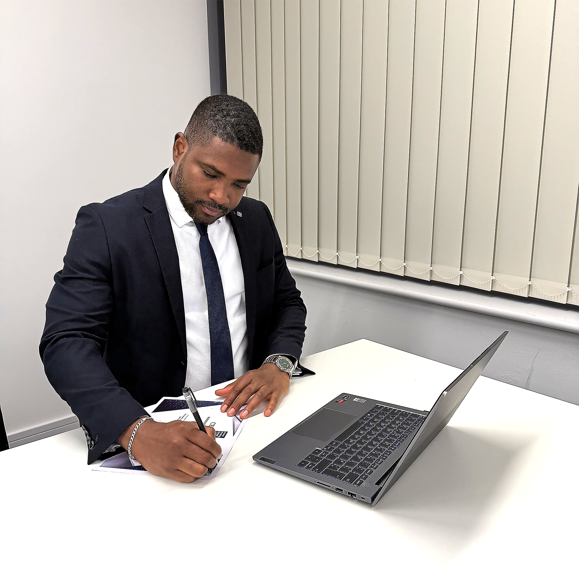 image of an office collaboration scene (for a mobility and transportation)