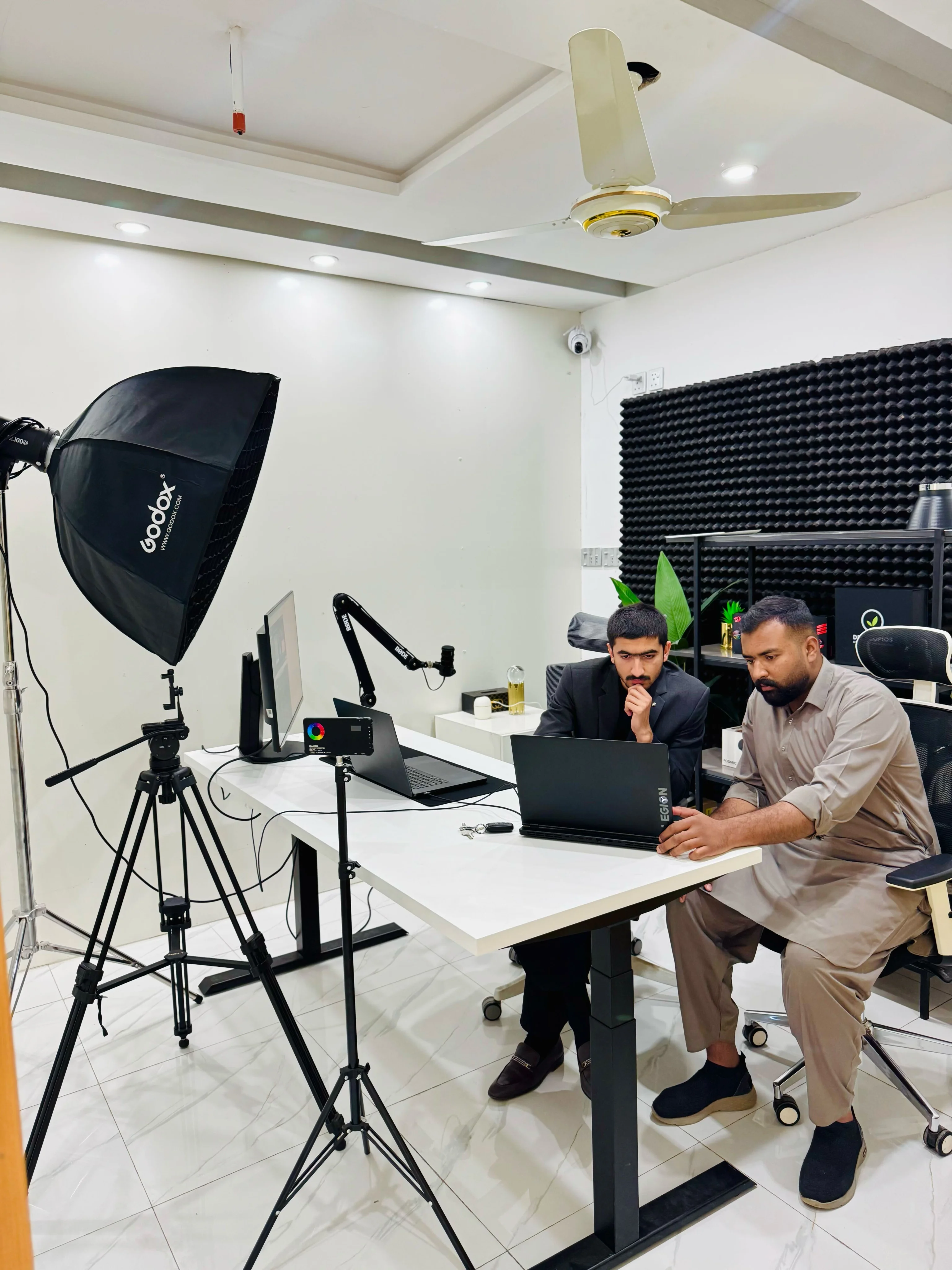 Team member discussing with Developios CEO